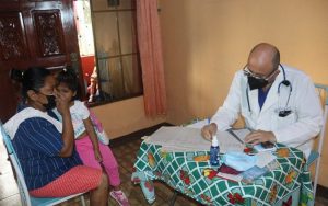 Familias del barrio Villa Esperanza reciben atención médica gratuita