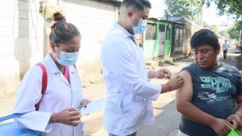 Jornada de vacunación continúa en barrios de Managua