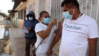 MINSA inmuniza contra la Covid-19 a pobladores del barrio San Luis