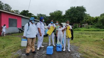 Más familias de la comarca San Juan de La Plywood se inmunizan contra el coronavirus