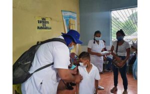 Más familias de la comarca San Juan de La Plywood se inmunizan contra el coronavirus 