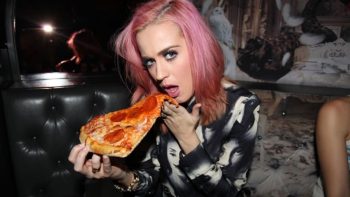 Video viral: Katy Perry arroja pizza a sus fans en club nocturno