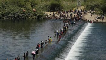 Casi 500 migrantes fueron abandonados en el Río Bravo entre ellos 130 niños