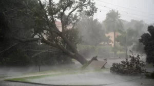 Ian pierde intensidad tras causar inundaciones "catastróficas" en Florida