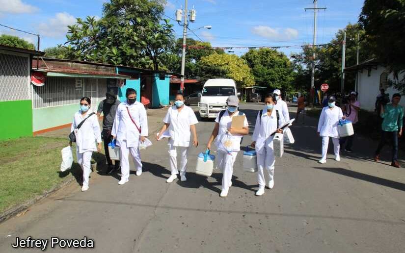 Inmunizan contra la Covid-19 a la pobladores del Distrito V de Managua