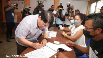 Canciller Denis Moncada ejerce su deber cívico de votar