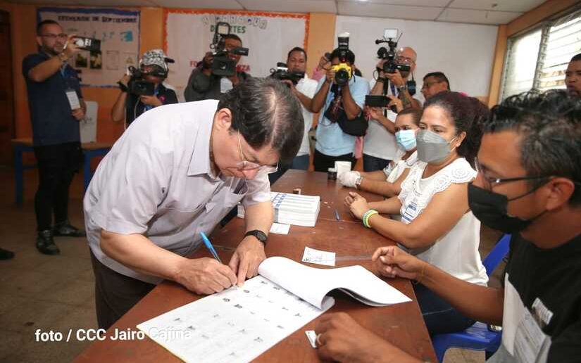 Canciller Denis Moncada ejerce su deber cívico de votar