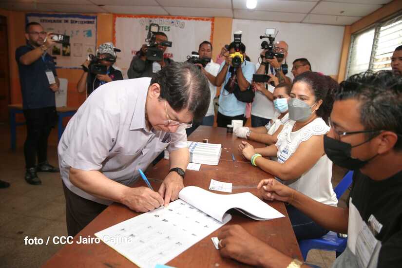 Canciller Denis Moncada ejerce su deber cívico de votar