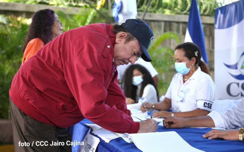 Comandante Daniel Ortega Saavedra ejerce su derecho al voto este 06 de noviembre