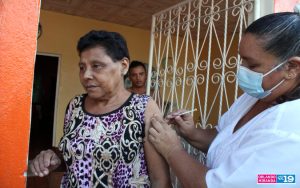 Familias se inmunizan contra la COVID-19 en el barrio Carlos Marx, Managua