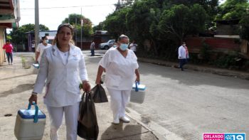 Familias se inmunizan contra la COVID-19 en el barrio Carlos Marx, Managua