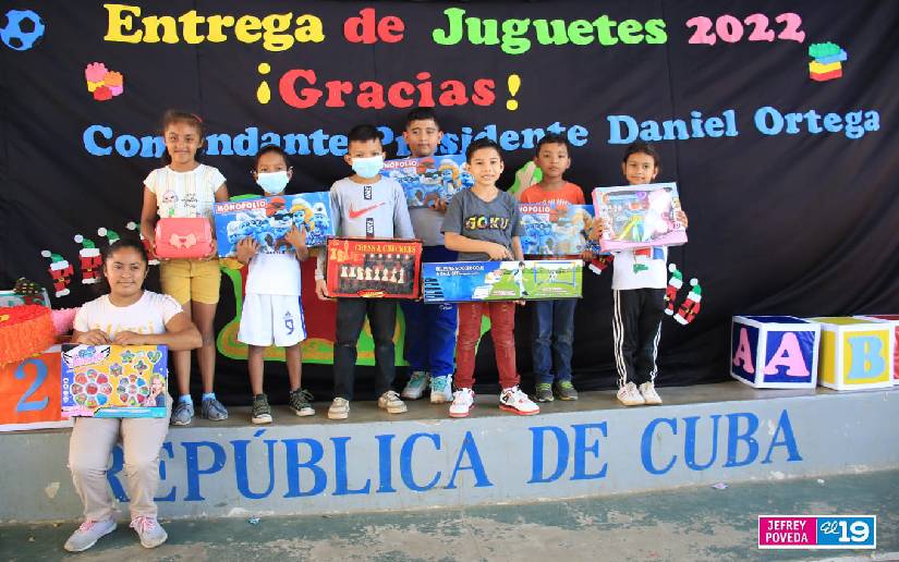 Niños y niñas de los centros educativos reciben juguetes navideños en Managua