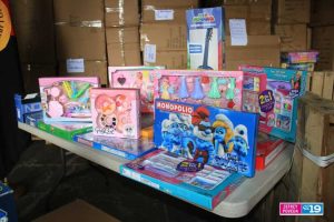 Salen camiones cargados de juguetes navideños hacia todo el país