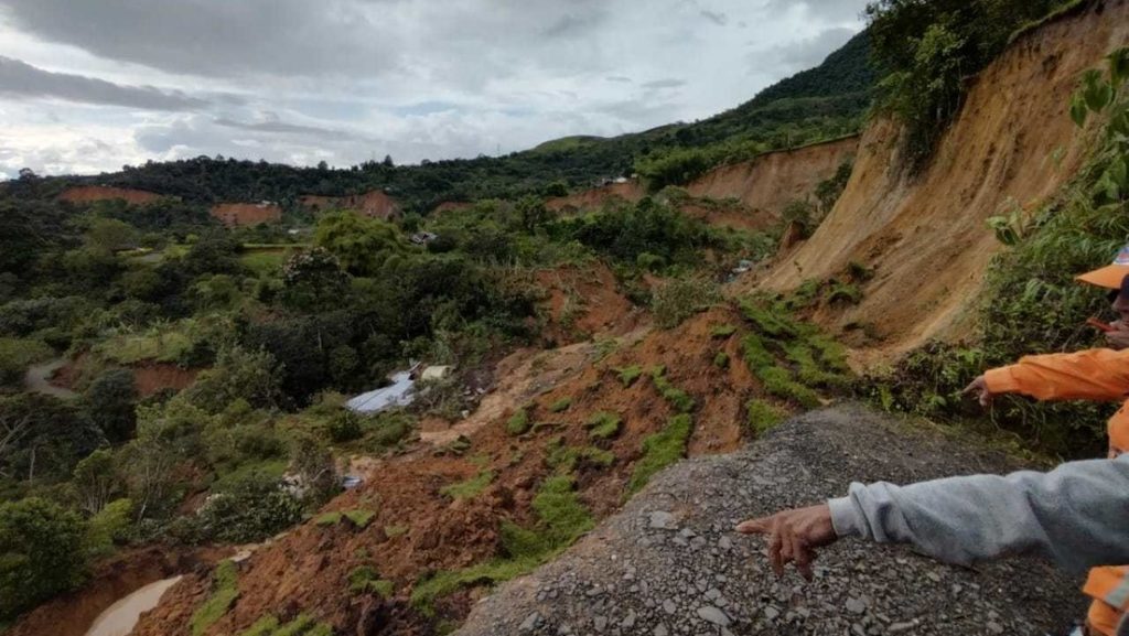 Deslizamiento de tierra deja aisladas a 300 familias en el suroccidente de Colombia