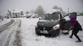 España en alerta roja por un fuerte temporal de nieve, lluvia y vientos