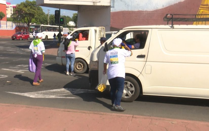 Conductores son concientizados para no tirar la basura en las calles de Managua
