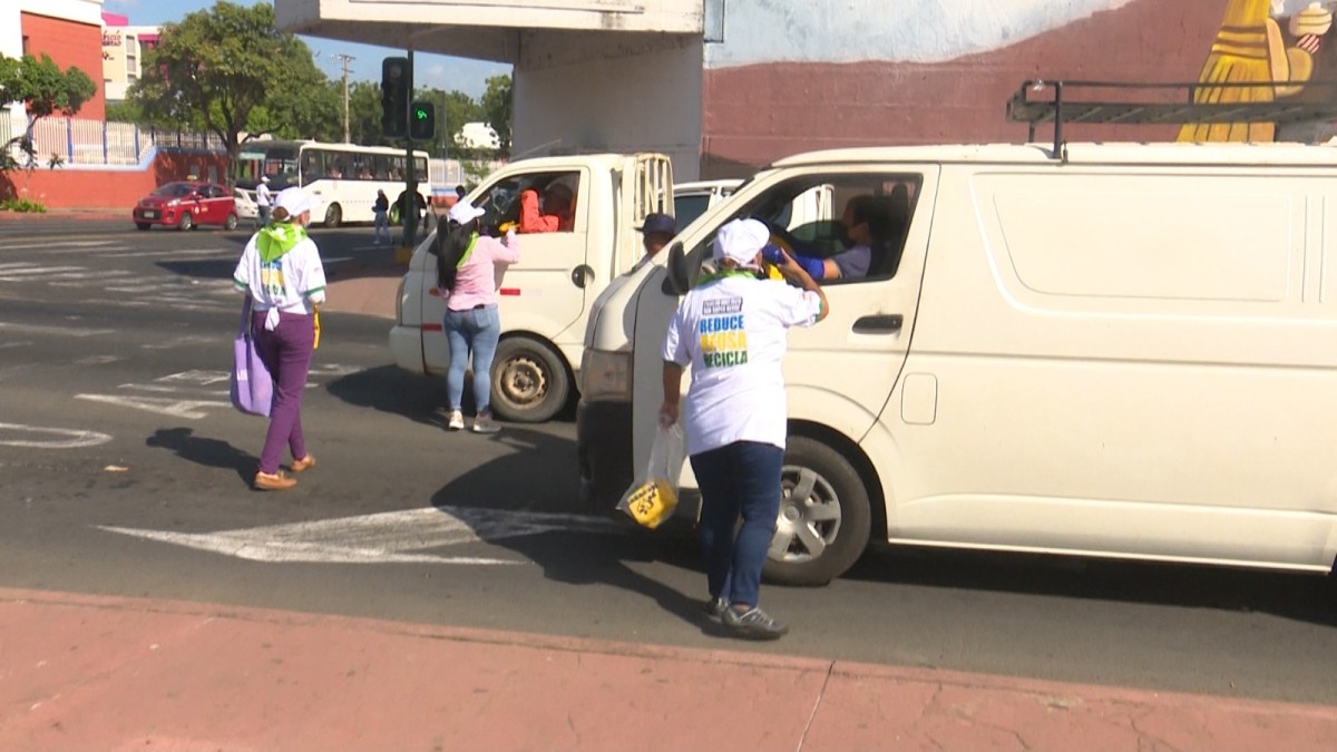 Conductores son concientizados para no tirar la basura en las calles de Managua