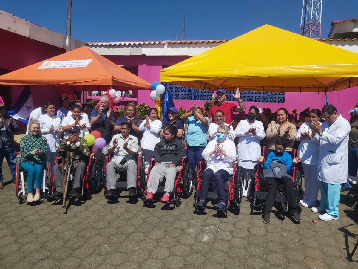 Personas con discapacidad reciben sillas de ruedas gratuitas