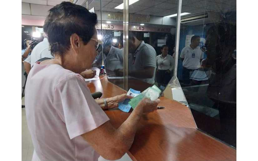 Trabajadores del sector salud recibe el pago de salario correspondiente al mes de julio