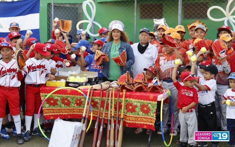 Alcaldía de Managua entregó material deportivo a academias de béisbol capitalinas