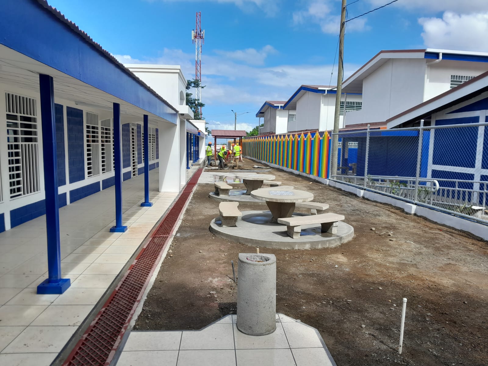 reconstrucción de centro escolar barrilete de colores