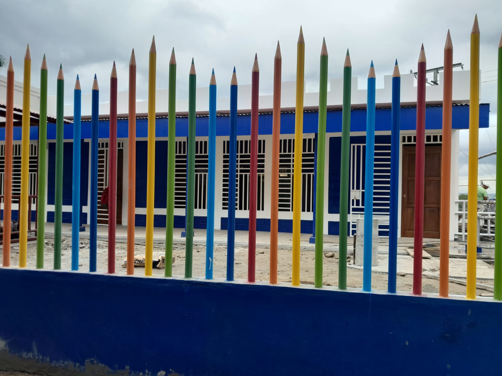 reconstrucción del centro escolar barrilete de colores