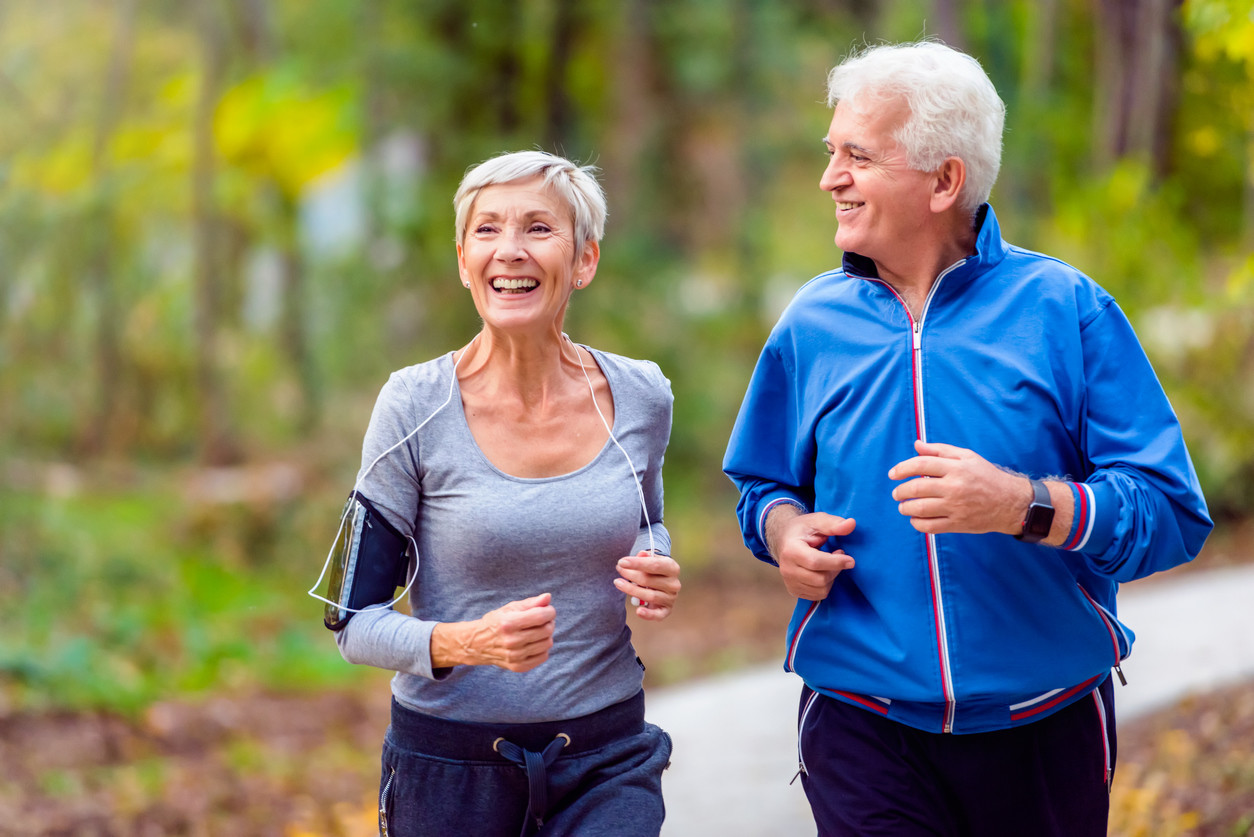 Adultos mayores pueden realizar actividad física con recomendación de su médico de cabecera.