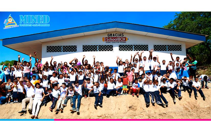 Estudiantes nicaragüenses en su renovado centro escolar.
