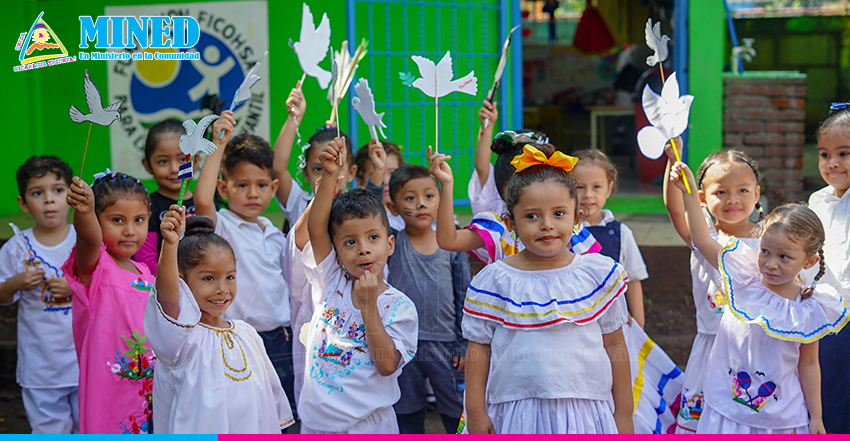 Niños y niñas celebran la paz en su centro educativo.