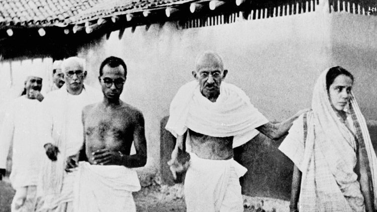 12 de marzo de 1930: Gandhi conduce la Marcha de la Sal contra el monopolio británico en la India. 