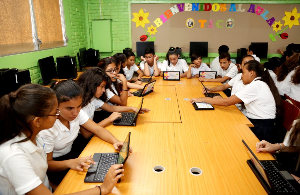 Estudiantes reciben educación digital en sus escuelas. 
