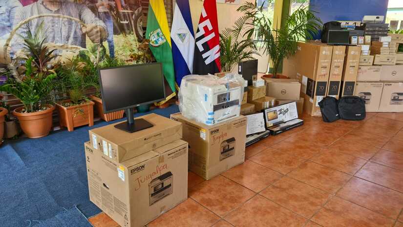 Distribuyen equipos tecnológicos a centros regionales de la Universidad en el Campo de la UNA