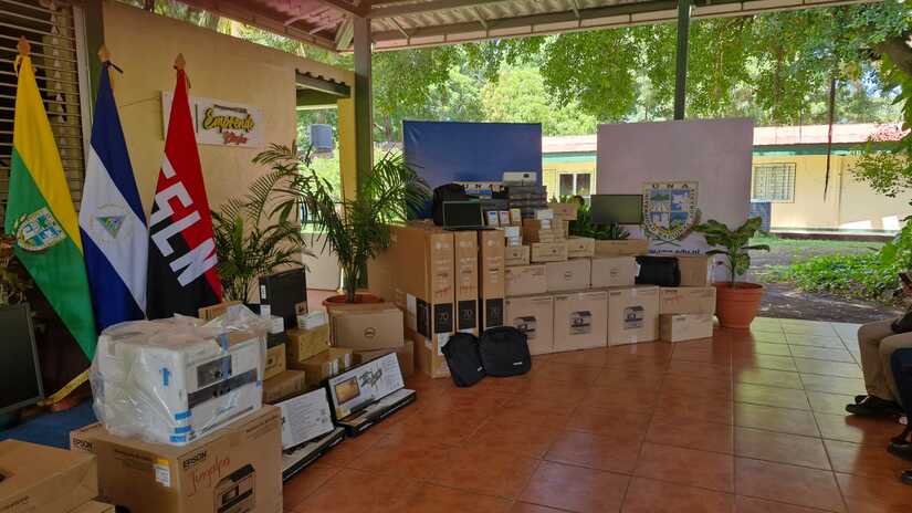 Distribuyen equipos tecnológicos a centros regionales de la Universidad en el Campo de la UNA