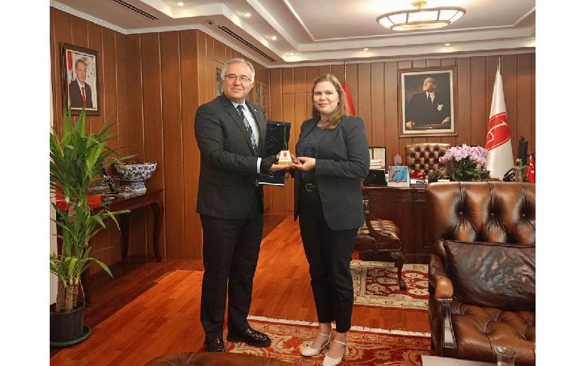 Embajadora de Nicaragua en Türkiye visitó al rector de la Universidad de Hacettepe