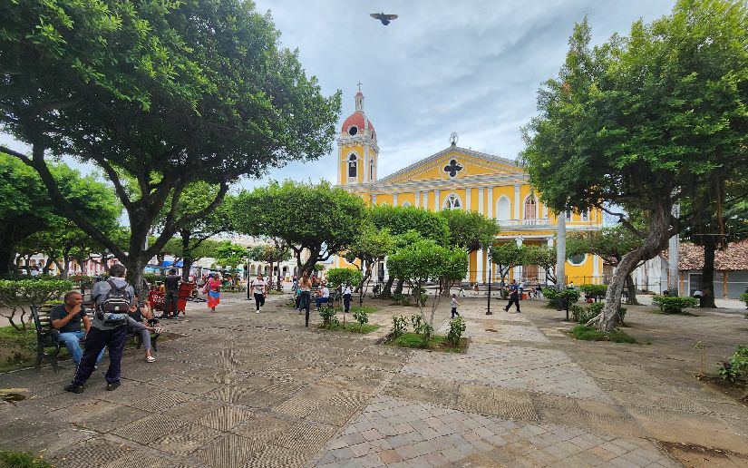 Granada recibe con alegría a turistas de todas las nacionalidades