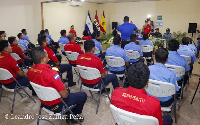 Bomberos Unidos siguen perfeccionando su técnica en el curso de Extinción de Incendio Estructural