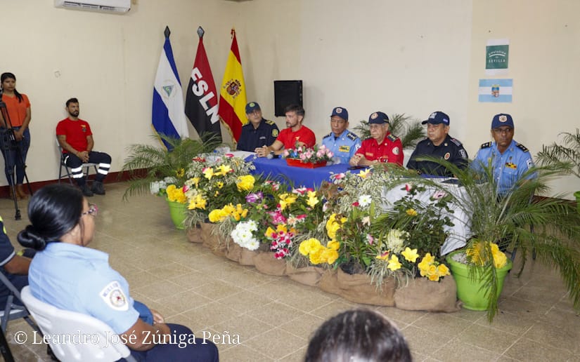 Bomberos Unidos siguen perfeccionando su técnica en el curso de Extinción de Incendio Estructural