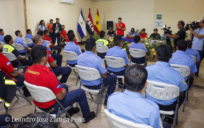 Bomberos Unidos siguen perfeccionando su técnica en el curso de Extinción de Incendio Estructural