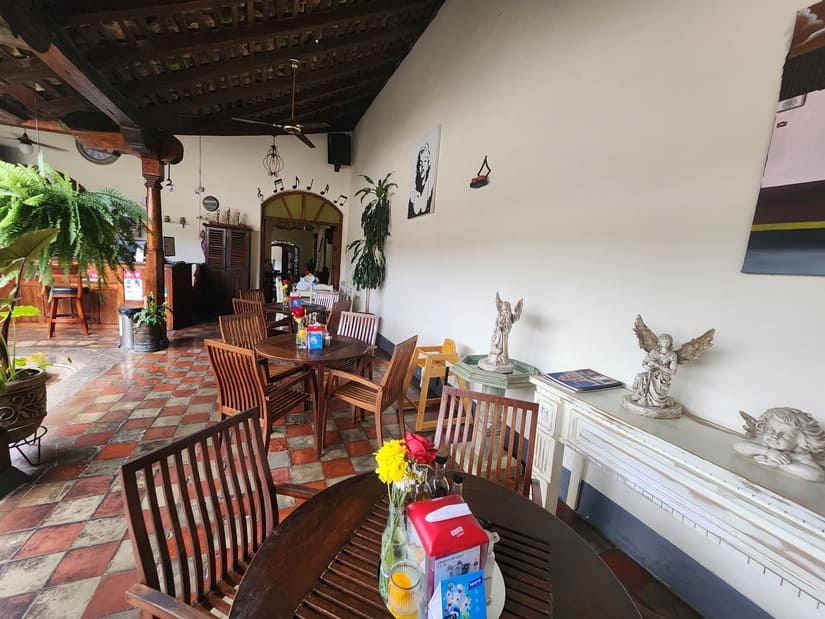 Granada recibe con alegría a turistas de todas las nacionalidades