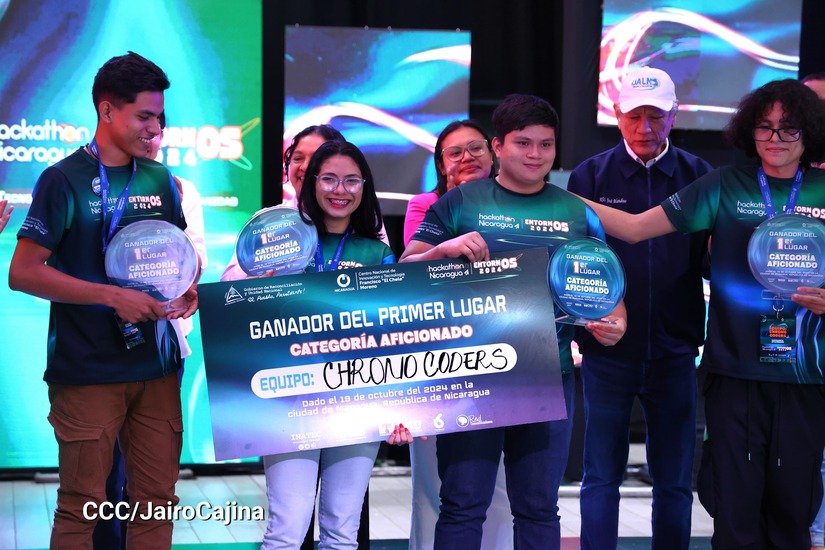 Hackathon Nicaragua EntornOS 2024 premia a los ganadores de la octava edición