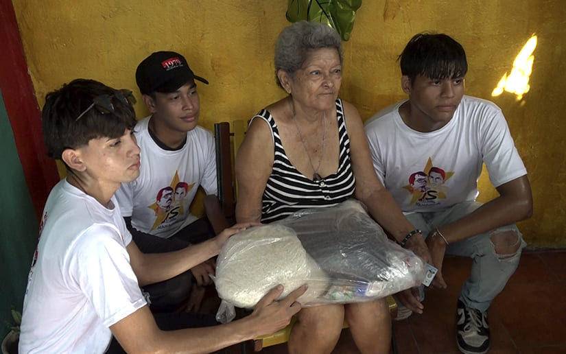 Madres de Héroes y Mártires, y protagonistas del Programa Todos con Voz reciben paquetes solidarios 