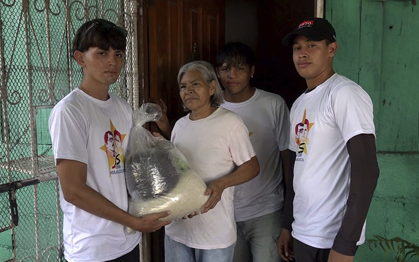 Madres de Héroes y Mártires, y protagonistas del Programa Todos con Voz reciben paquetes solidarios 