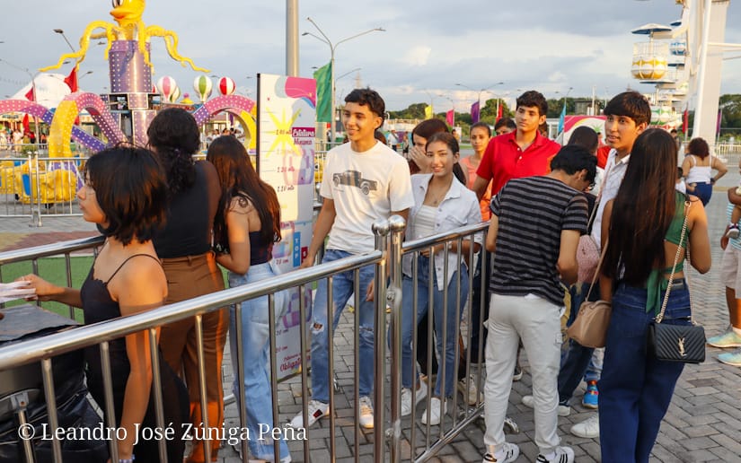 Familias nicaragüenses disfrutan de la alegría en el Puerto Salvador Allende