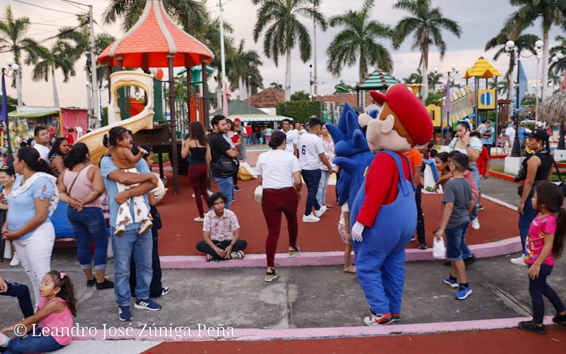 Familias nicaragüenses disfrutan de la alegría en el Puerto Salvador Allende