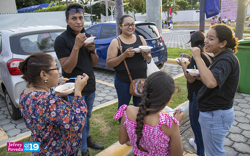 Capitalinos disfrutan del tradicional indio viejo en el Puerto Salvador Allende