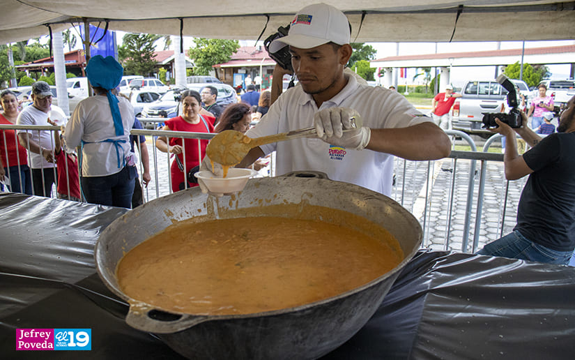 Capitalinos disfrutan del tradicional indio viejo en el Puerto Salvador Allende