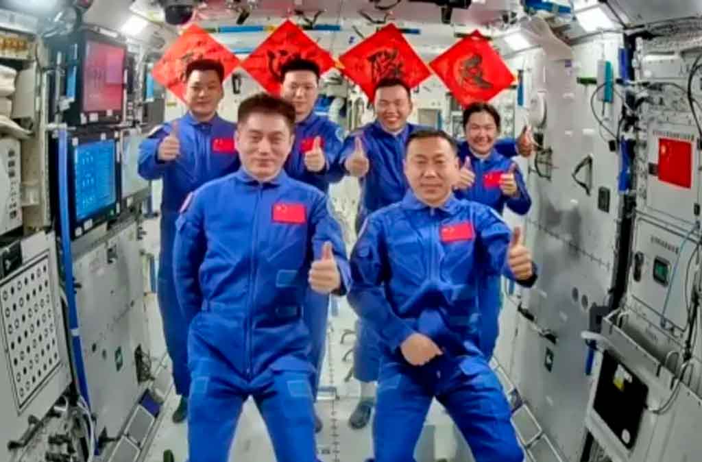 Astronautas de China llegan con éxito a estación espacial Tiangong