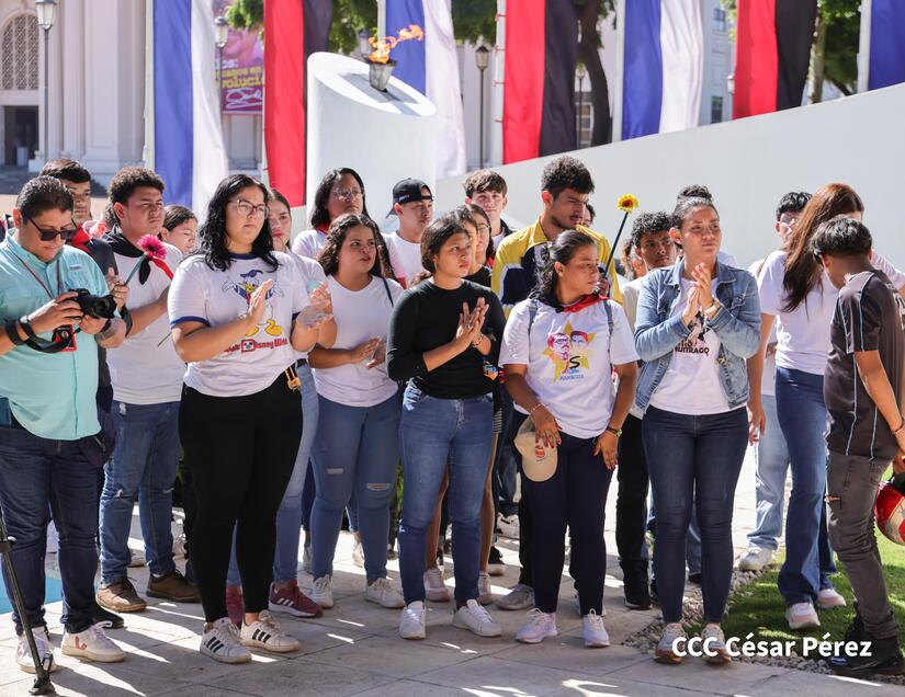 Juventud Sandinista coloca ofrendas florales en homenaje al General Benjamín Zeledón 