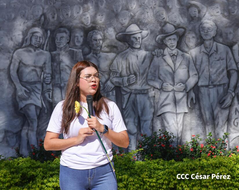 Juventud Sandinista coloca ofrendas florales en homenaje al General Benjamín Zeledón 