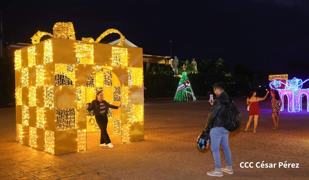 Plaza de la Revolución se viste con coloridos adornos navideños 